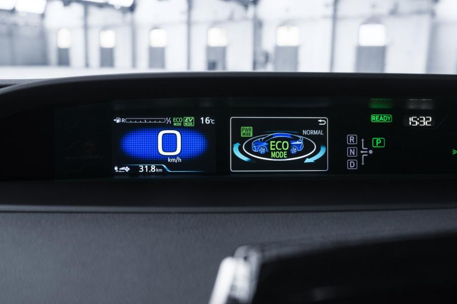 Панель приборов Toyota Prius Plug-in Hybrid 2016 года  (фото 127 из 187)
